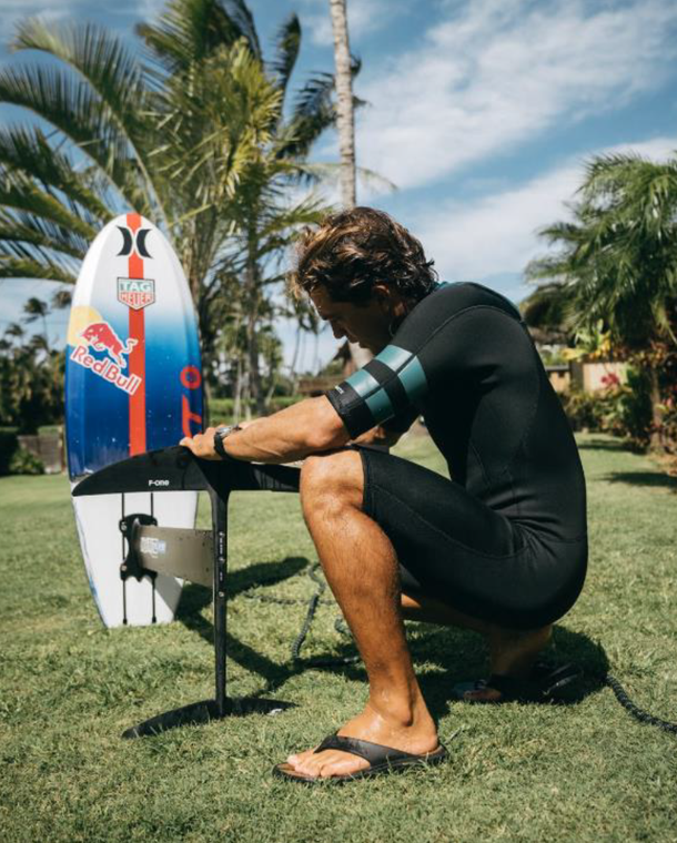 Cariuma IBITU premium vegan surf flip flops. Cork and rubber footbed designed to support your arch and heel.